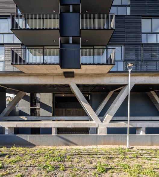 252 Marathon Apartamentos / COMUN + [TAA] Taller de Arquitectos Asociados - Fotografía exterior, Balcón, Concreto