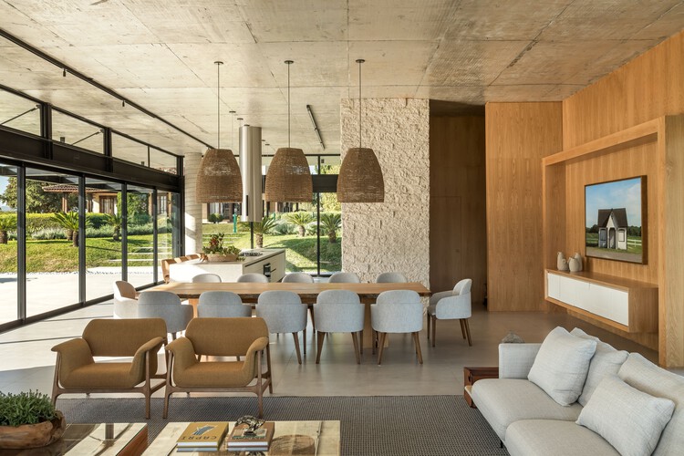 Anexo Haras Piraquara / ARQ+CO Studio - Fotografia de Interiores, Sala de Estar, Madeira, Mesa, Cadeira