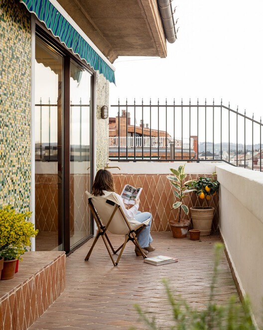 Reforma de vivienda en Getxo / BABELstudio - Fotografía interior, Balcón, Sillas