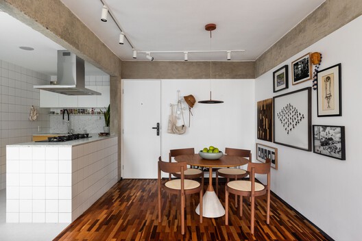 Apartamento Sara / BLOCO Arquitetos - Fotografia de Interiores, Cozinha, Madeira, Mesa, Cadeira, Iluminação, Bancada