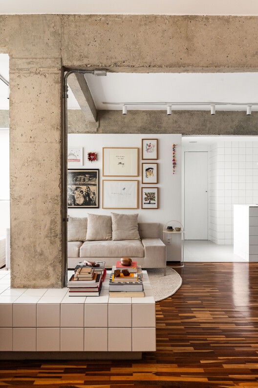 Apartamento Sara / BLOCO Arquitetos - Fotografia de Interiores, Sala de Estar, Madeira, Iluminação, Sofá, Cadeira