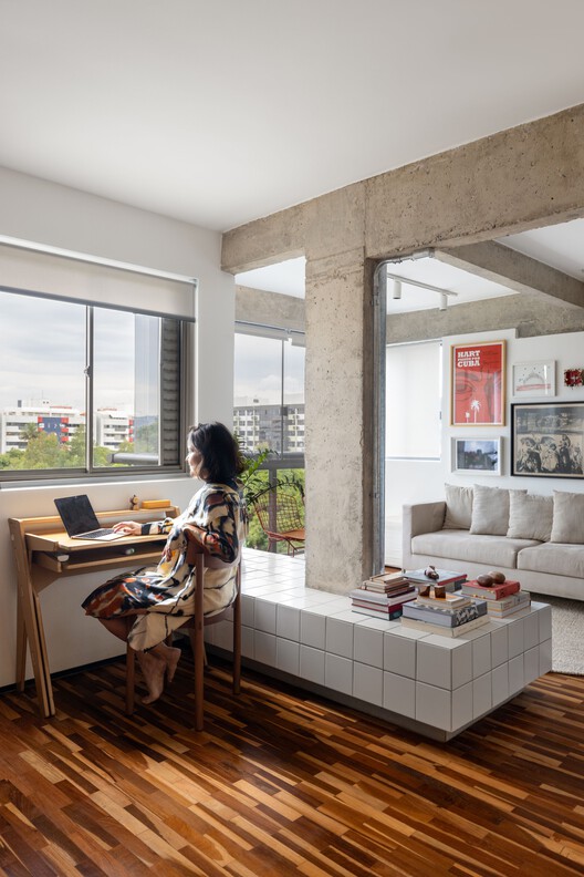 Apartamento Sara / BLOCO Arquitetos - Fotografia de Interiores, Sala de Estar, Madeira, Mesa, Cadeira
