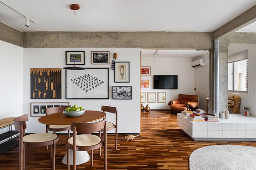 Apartamento Sara / BLOCO Arquitetos - Fotografia de Interiores, Madeira, Mesa, Cadeira, Iluminação