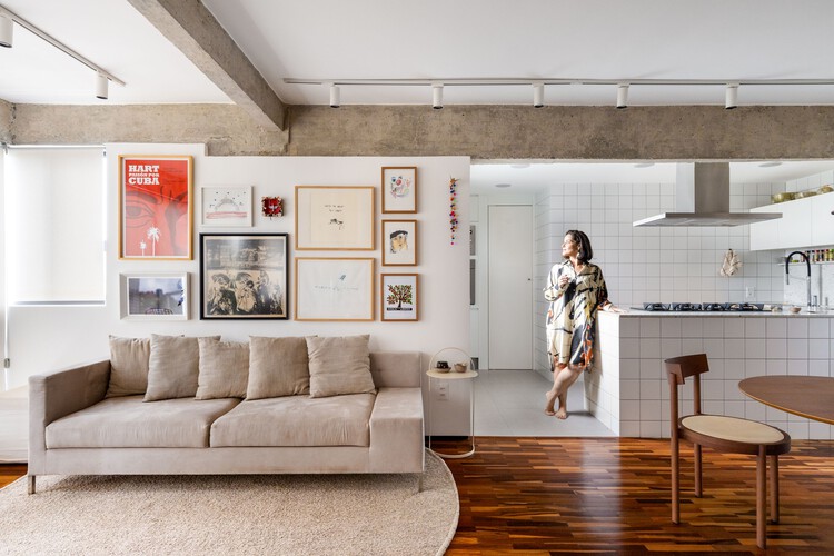 Apartamento Sara / BLOCO Arquitetos - Fotografia de Interiores, Sala de Estar, Madeira, Sofá, Mesa, Iluminação, Cadeira