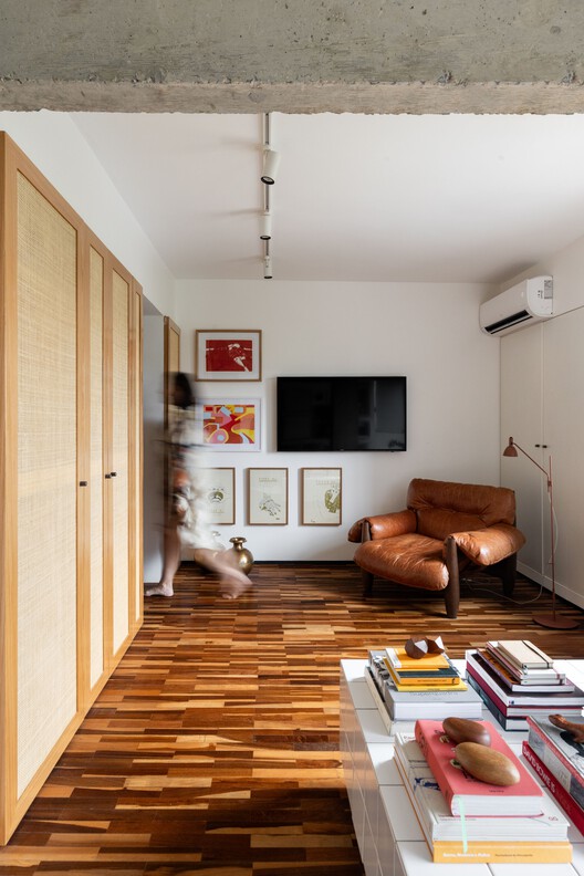 Apartamento Sara / BLOCO Arquitetos - Fotografia de Interiores, Sala de Estar, Madeira, Iluminação