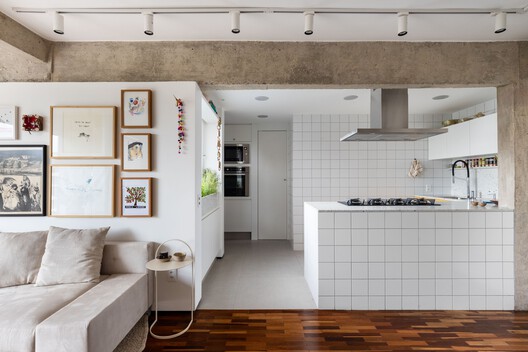 Apartamento Sara / BLOCO Arquitetos - Fotografia de Interiores, Cozinha, Madeira, Iluminação, Bancada, Mesa, Cadeira