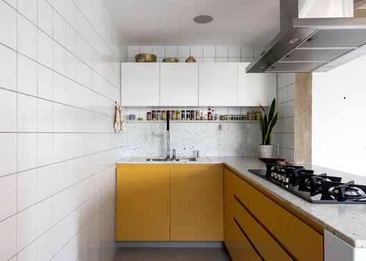 Apartamento Sara / BLOCO Arquitetos - Fotografia de Interiores, Cozinha, Bancada, Madeira, Pia