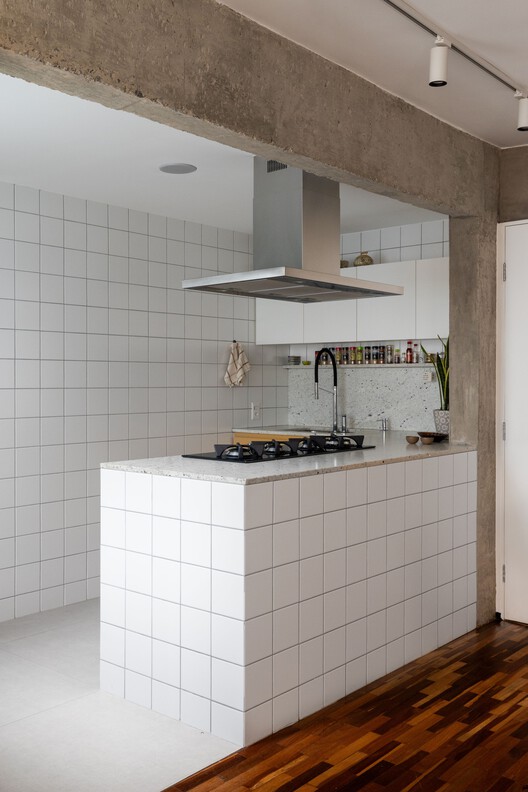 Apartamento Sara / BLOCO Arquitetos - Fotografia de Interiores, Cozinha, Bancada