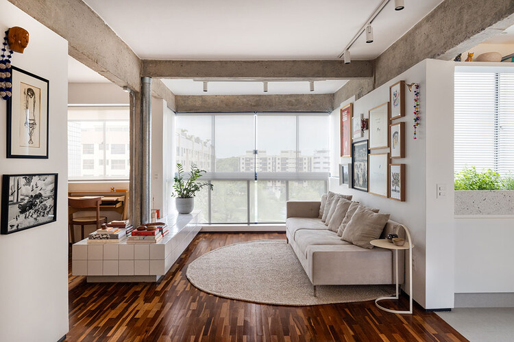 Apartamento Sara / BLOCO Arquitetos - Fotografia de Interiores, Madeira, Sofá, Mesa, Iluminação, Cadeira