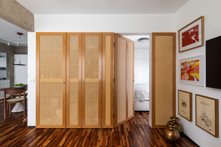 Apartamento Sara / BLOCO Arquitetos - Fotografia de Interiores, Madeira, Porta, Iluminação, Armário, Vidro