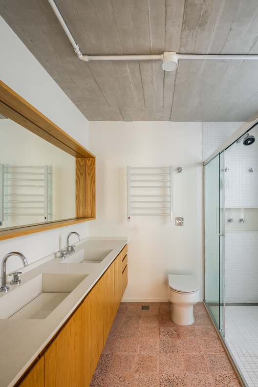 Casa da Sabrina e do Guto / Goiva - Fotografia de Interiores, Banheiro, Pia, Madeira, Iluminação, Bancada, Vidro
