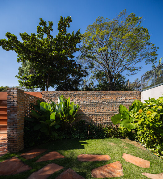 Casa da Sabrina e do Guto / Goiva - Fotografia de Exterior, Tijolo, Jardim, Aido