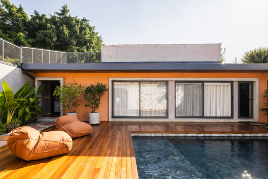Casa da Sabrina e do Guto / Goiva - Fotografia de Exterior, Madeira, Cadeira, Terraço