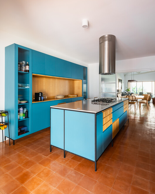 Casa da Sabrina e do Guto / Goiva - Fotografia de Interiores, Cozinha, Madeira, Bancada, Iluminação, Cadeira