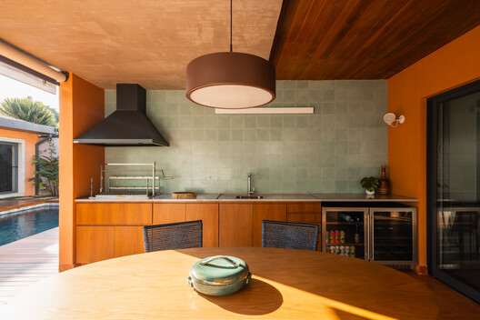 Casa da Sabrina e do Guto / Goiva - Fotografia de Interiores, Cozinha, Madeira, Bancada, Iluminação, Cadeira, Mesa, Vidro
