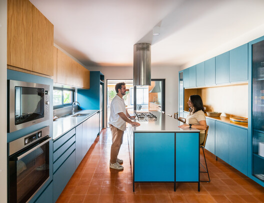 Casa da Sabrina e do Guto / Goiva - Fotografia de Interiores, Cozinha, Bancada, Madeira, Iluminação, Cadeira