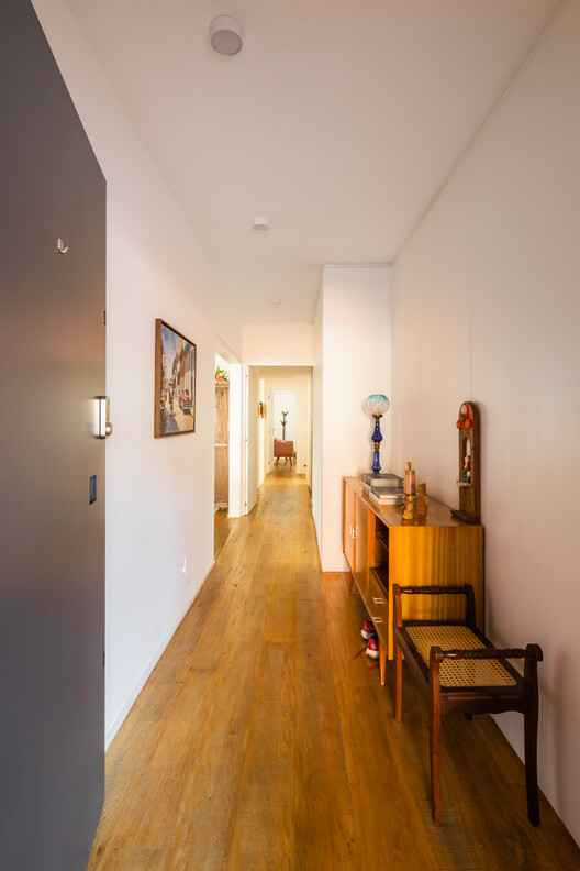 Casa da Sabrina e do Guto / Goiva - Fotografia de Interiores, Madeira, Iluminação, Porta