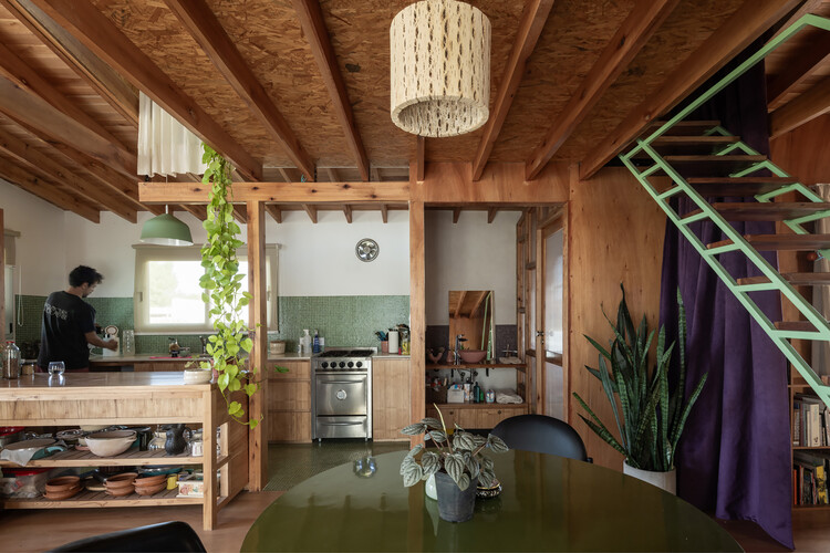 Casa Ona / Juliana Mondinalli - Franco Palacios Beltran - Fotografía interior, Cocina, Madera, Iluminación, Sillas, Mesas, Fijación Vigas