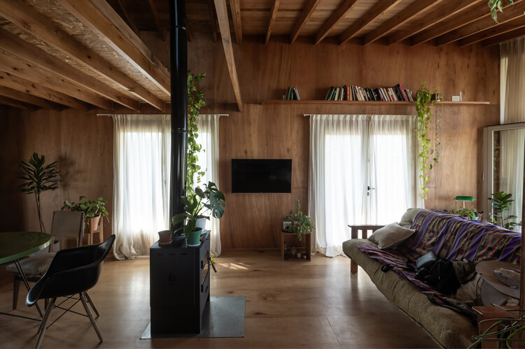 Casa Ona / Juliana Mondinalli - Franco Palacios Beltran - Fotografía interior, Sala de estar, Madera, Iluminación, Sillas