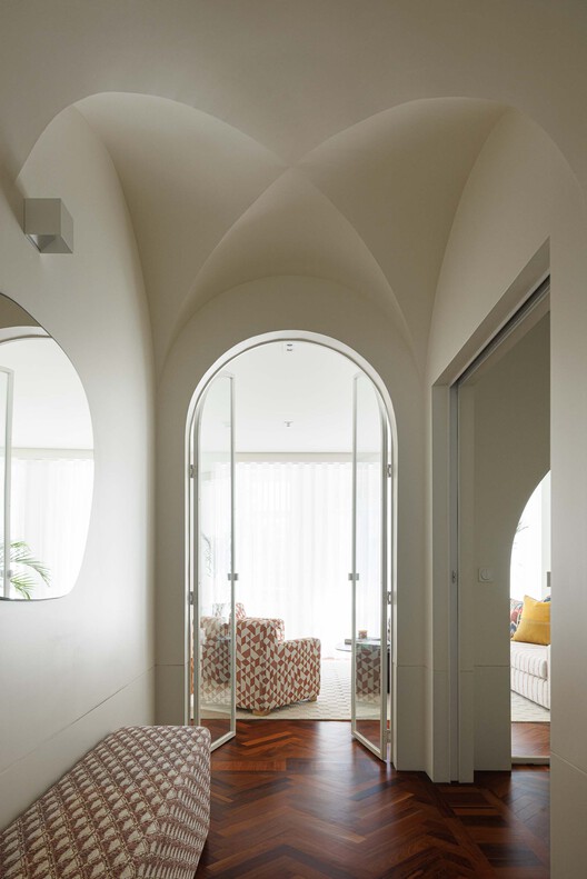 Edifício Residencial Vila Catarina / MASSLAB - Fotografia de Interiores, Madeira, Iluminação, Arco, Cadeira