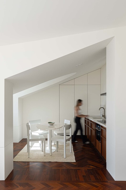 Edifício Residencial Vila Catarina / MASSLAB - Fotografia de Interiores, Cozinha, Madeira, Iluminação, Cadeira