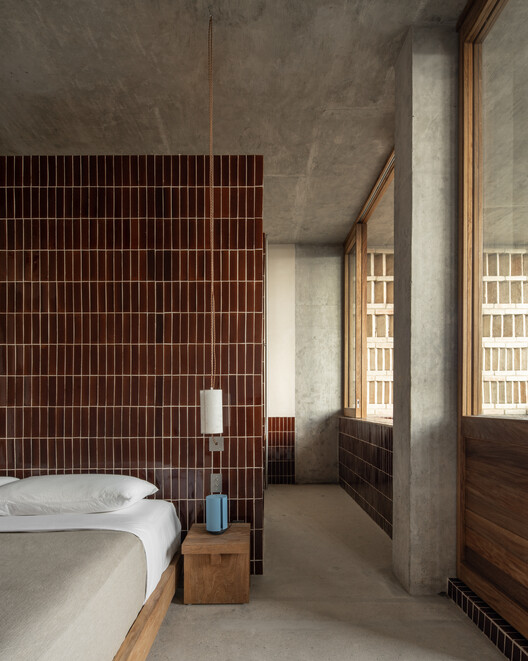 HOTEL HUMANO / Jorge Hernández de la Garza - Fotografía interior, Dormitorio, Madera, Ladrillo