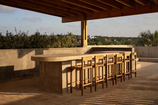 HOTEL HUMANO / Jorge Hernández de la Garza  - Fotografía interior, Comedor, Madera, Pilares, Fijación Vigas