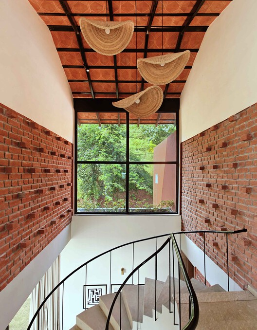 Residência Prakriti / unTAG - Fotografia de Interiores, Escada, Madeira, Tijolo