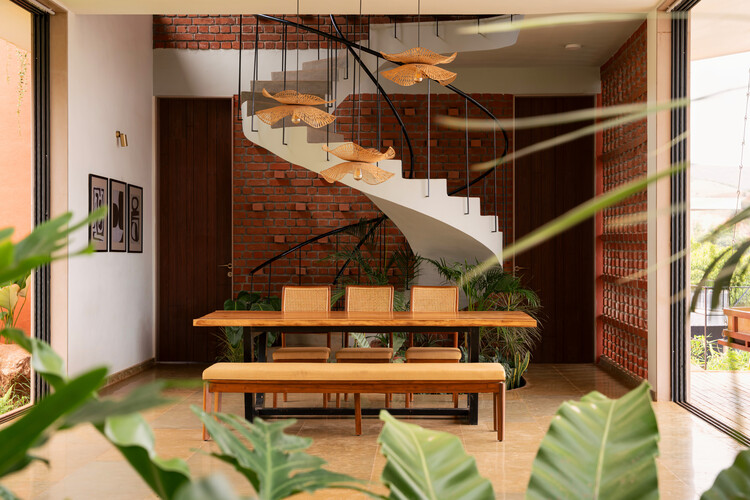 Residência Prakriti / unTAG - Fotografia de Interiores, Escada, Madeira, Cadeira
