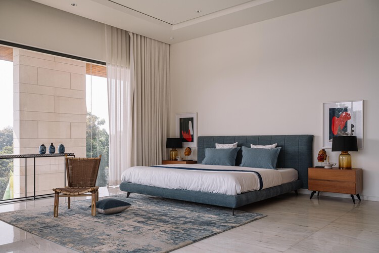 Casa Anand / Hiren Patel Architect Design - Fotografia de Interiores, Dormitório, Cama, Madeira, Mesa, Iluminação, Cadeira