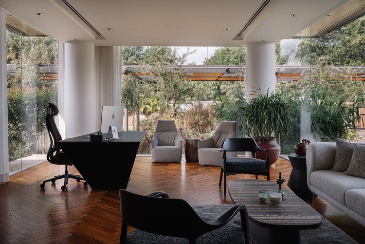 Casa Anand / Hiren Patel Architect Design - Fotografia de Interiores, Sala de Estar, Madeira, Cadeira, Mesa, Iluminação