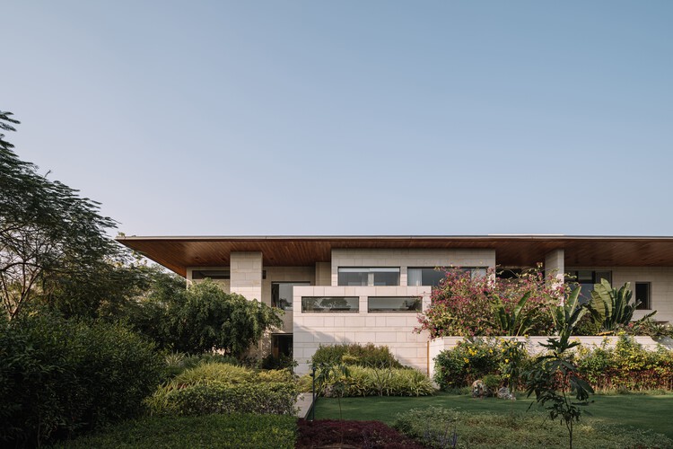 Anand Home / Hiren Patel Architect Design - Exterior Photography, Garden
