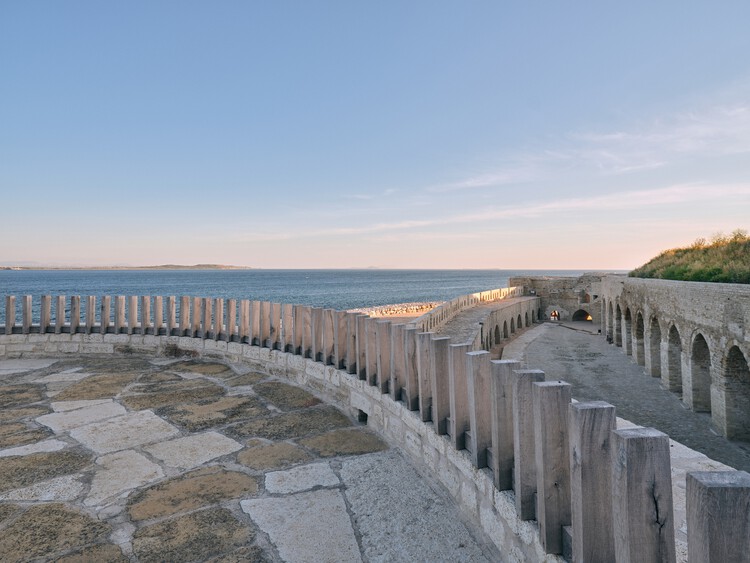 Fortaleza de Seddülbahir / KOOP Architects + AOMTD - Fotografía exterior, Costa