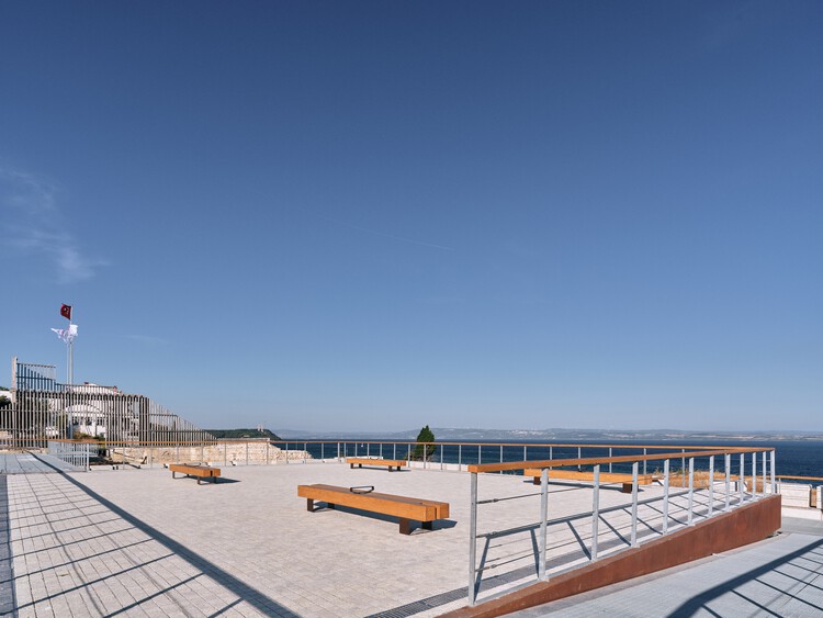  Fortaleza de Seddülbahir / KOOP Architects + AOMTD - Fotografía exterior, Costa, Barandas