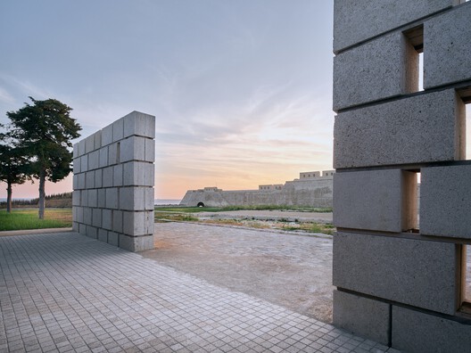  Fortaleza de Seddülbahir / KOOP Architects + AOMTD - Fotografía exterior, Ladrillo, Concreto