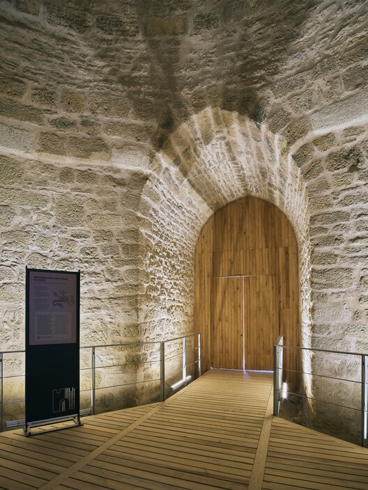  Fortaleza de Seddülbahir / KOOP Architects + AOMTD - Fotografía exterior, Arco, Escaleras