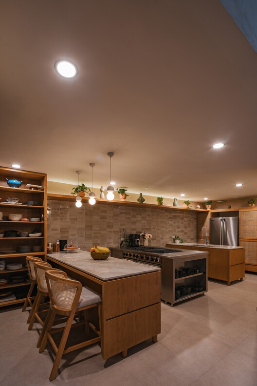 Casa ¨Eterna¨ / TARA Arquitectura - Fotografía interior, Cocina, Madera, Iluminación, Encimera, Sillas