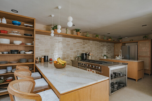 Casa ¨Eterna¨ / TARA Arquitectura - Fotografía interior, Cocina, Encimera, Madera, Iluminación, Mesas, Sillas