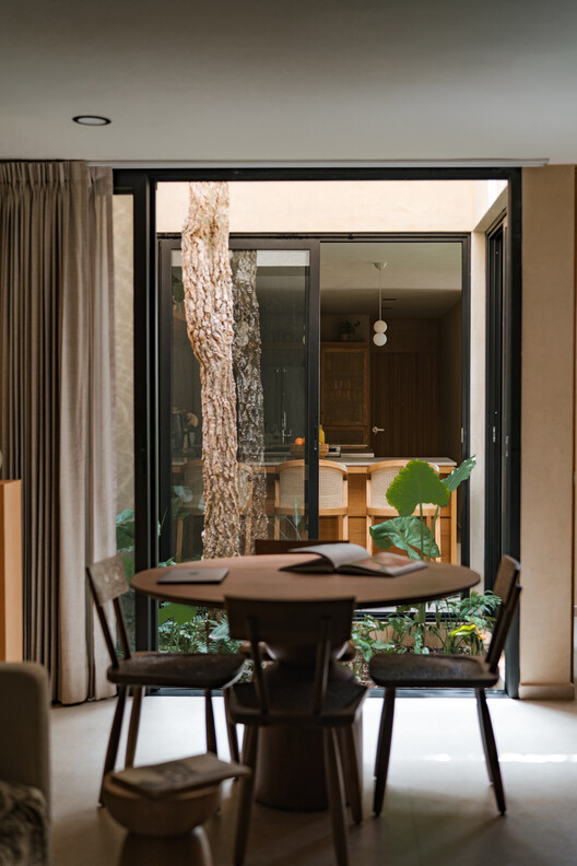 Casa ¨Eterna¨ / TARA Arquitectura - Fotografía interior, Comedor, Madera, Mesas, Sillas