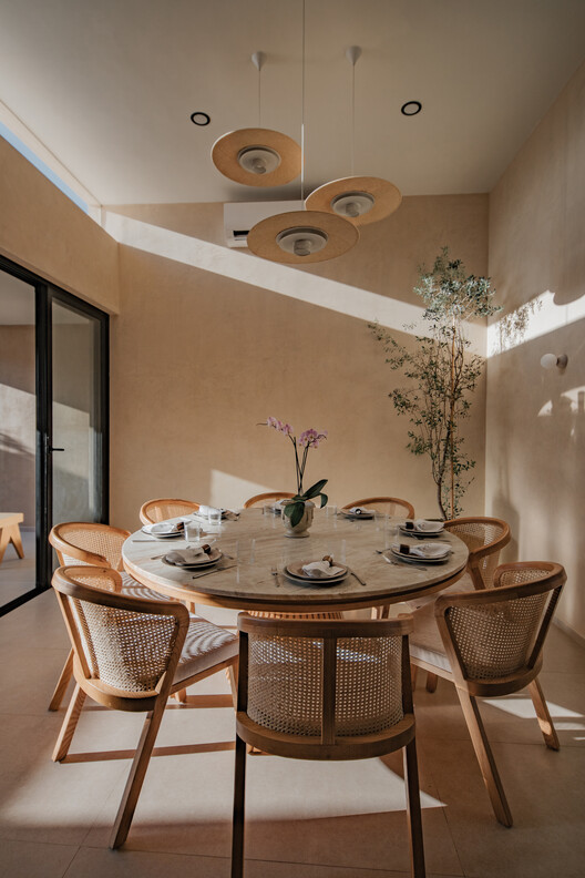 Casa ¨Eterna¨ / TARA Arquitectura - Fotografía interior, Comedor, Madera, Iluminación, Sillas