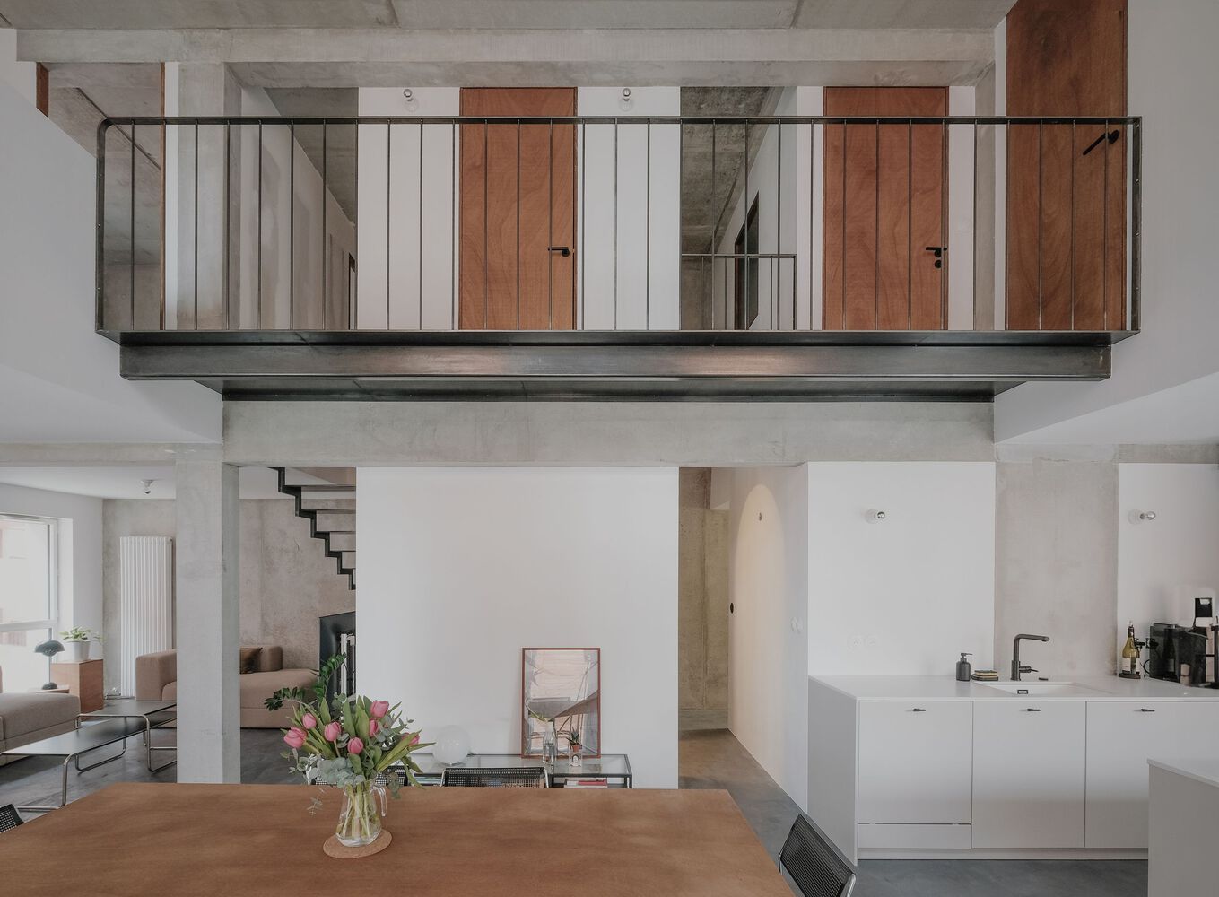 Complejo habitacional Volumes Capables / A6A - Fotografía interior, Cocina, Fijación Vigas, Escaleras, Sillas