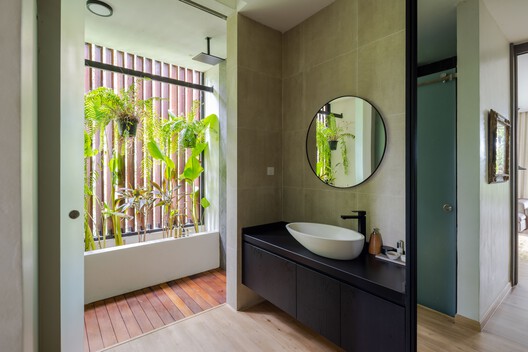 Casa de la selva / Choo Gim Wah Architect - Fotografía interior, Baño, Puerta, Vidrio, Tarjas