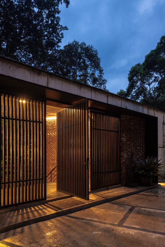 Casa de la selva / Choo Gim Wah Architect - Fotografía exterior, Madera, Concreto