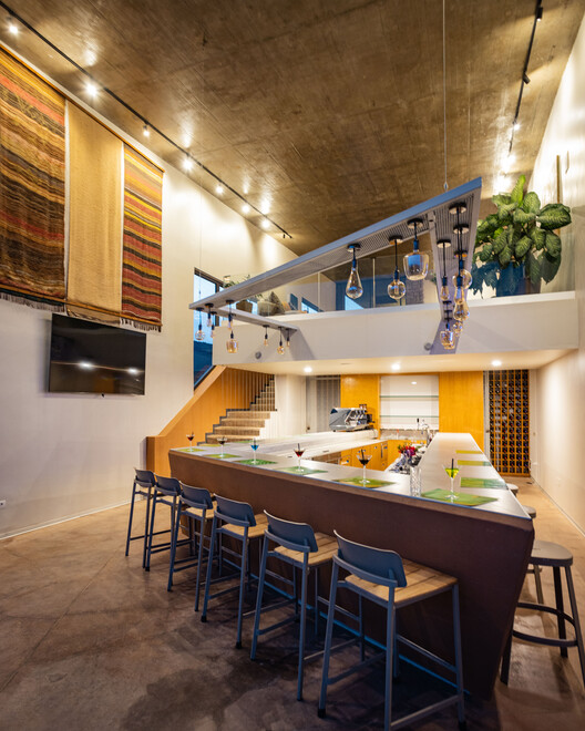 Halala Kella Lodge / RAAS Architects - Fotografía interior, Cocina, Madera, Iluminación, Mesas, Sillas