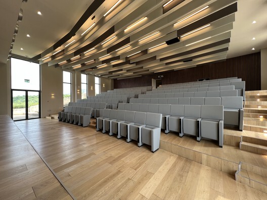 Halala Kella Lodge / RAAS Architects - Fotografía interior, Madera, Sillas
