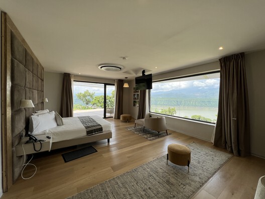 Halala Kella Lodge / RAAS Architects - Fotografía interior, Dormitorio, Camas, Sillas