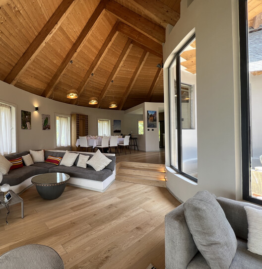 Halala Kella Lodge / RAAS Architects - Fotografía interior, Sala de estar, Madera, Iluminación, Sillas, Fijación Vigas