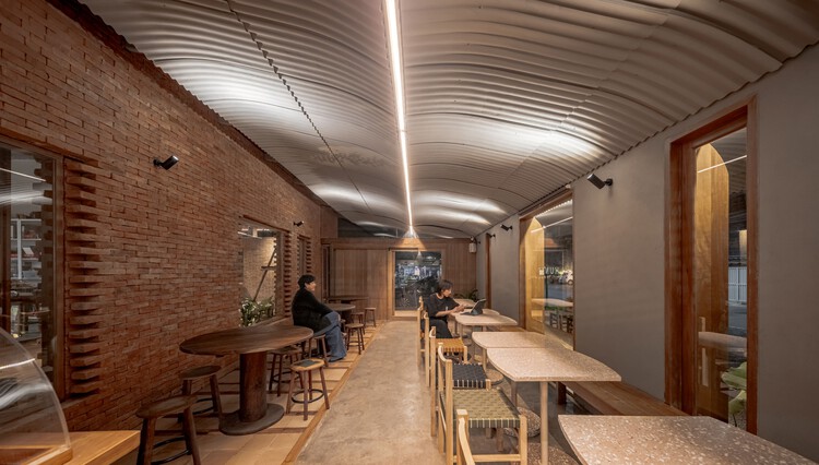 Kunst Ayutthaya 集合空间 / BodinChapa Architects - 室内图, 餐厅, 木头, 椅子