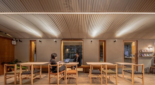  Kunst Ayutthaya 集合空间 / BodinChapa Architects - 室内图, 餐厅, 木头, 桌子, 椅子