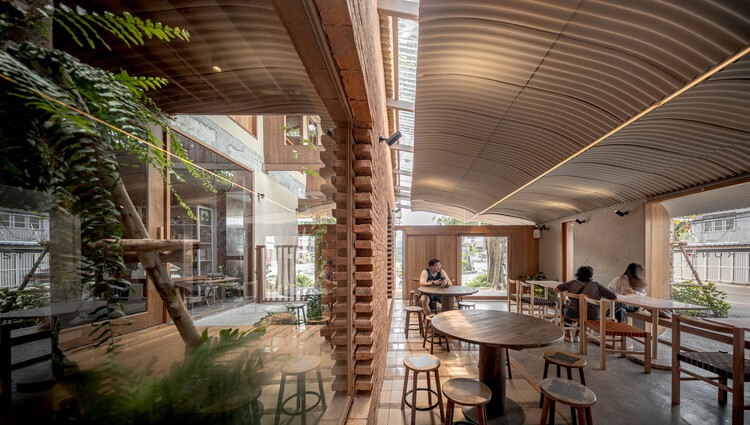 Kunst Ayutthaya 集合空间 / BodinChapa Architects - 室内图, 餐厅, 木头, 梁, 椅子